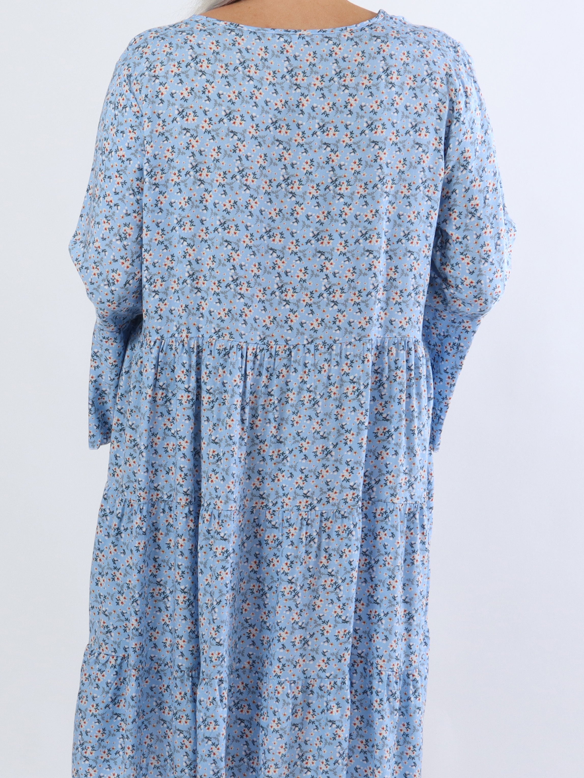Karla - Plus size blomsterkjole i bomuld med knapper